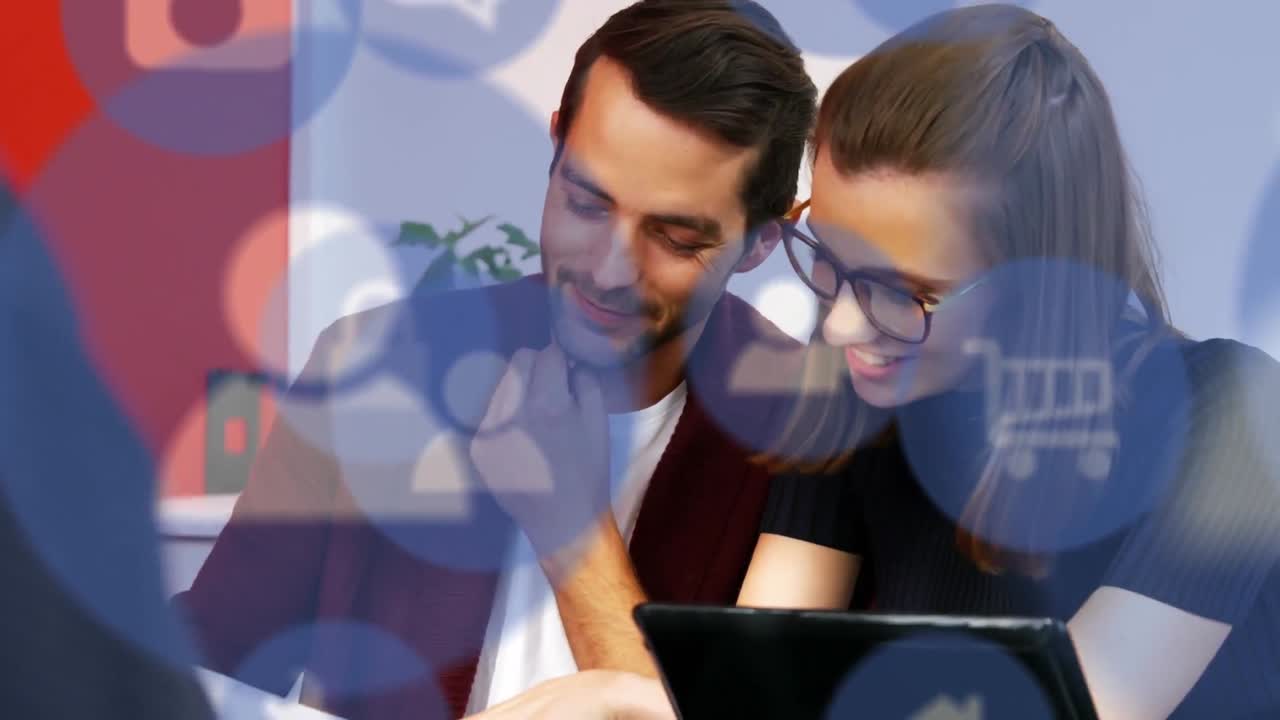 animación de múltiples iconos digitales contra diversos hombres y mujeres discutiendo en la oficina.