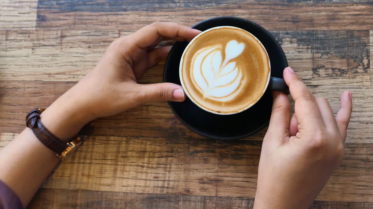 una mujer disfrutando de un café latte.