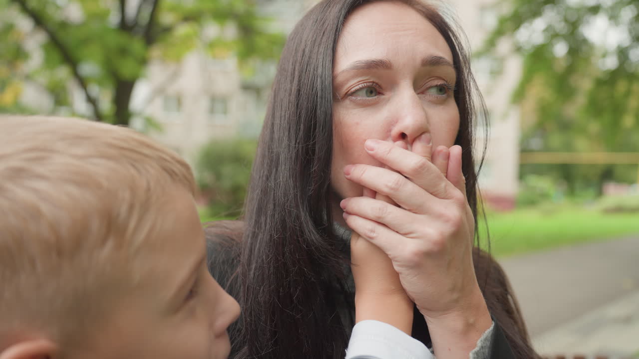 Madre e figlio godono della pace. Momenti teneri durante tranquille piogge. Il bambino calma la madre mentre condividono una serena giornata di pioggia. Pausa tranquilla mentre madre e figlio trovano conforto durante una pioggia delicata