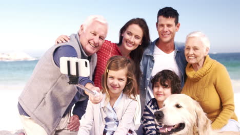 Familia-De-Tres-Generaciones-Con-Perro-Tomando-Selfie.