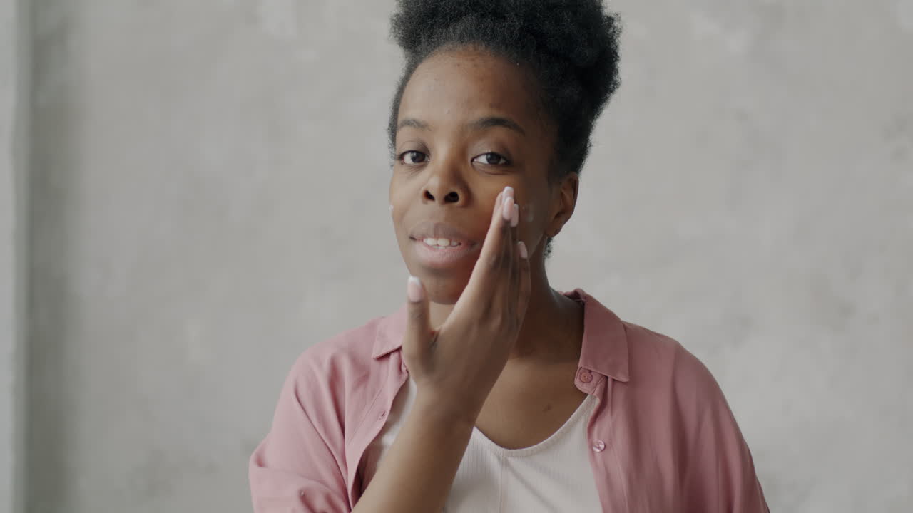 mujer aplicando crema facial