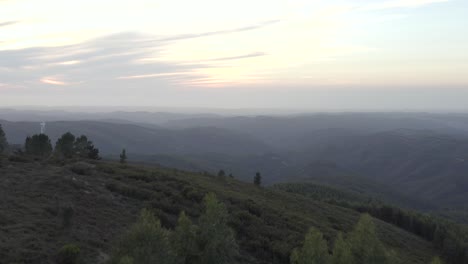 Wunderschöne-Berge-Von-Monchique-Bei-Sonnenaufgang-In-Portugal