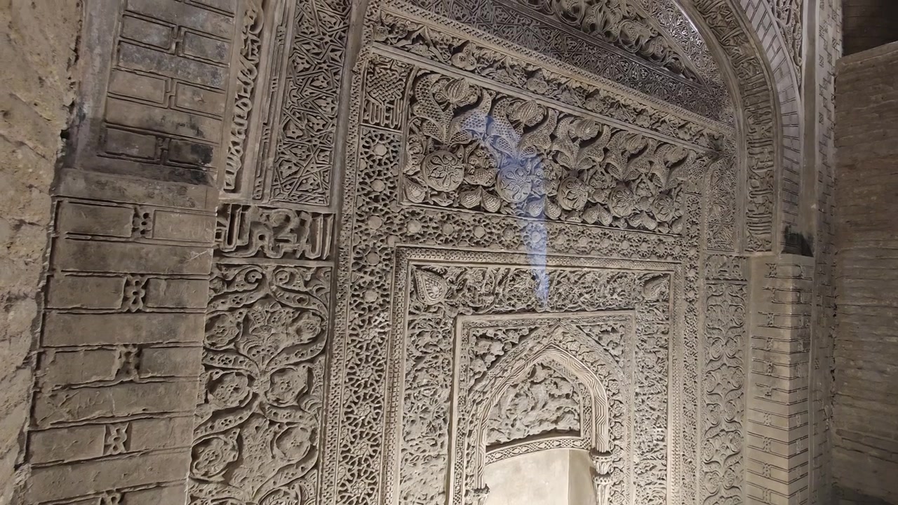 古代のモスクのミフラーブに施された精巧な石の彫刻