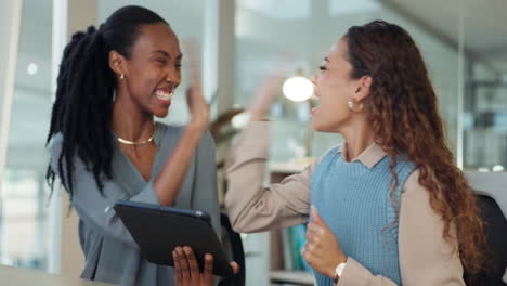 Mujeres-De-Negocios,-Tableta-Y-Equipo-Chocan-Los-Cinco-Para