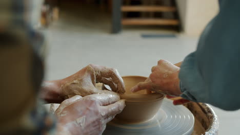 clase de cerámica: dar forma a un cuenco