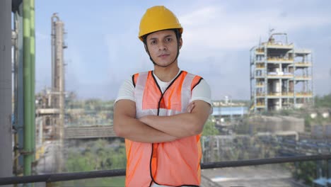 retrato de un trabajador de construcción indio confiado