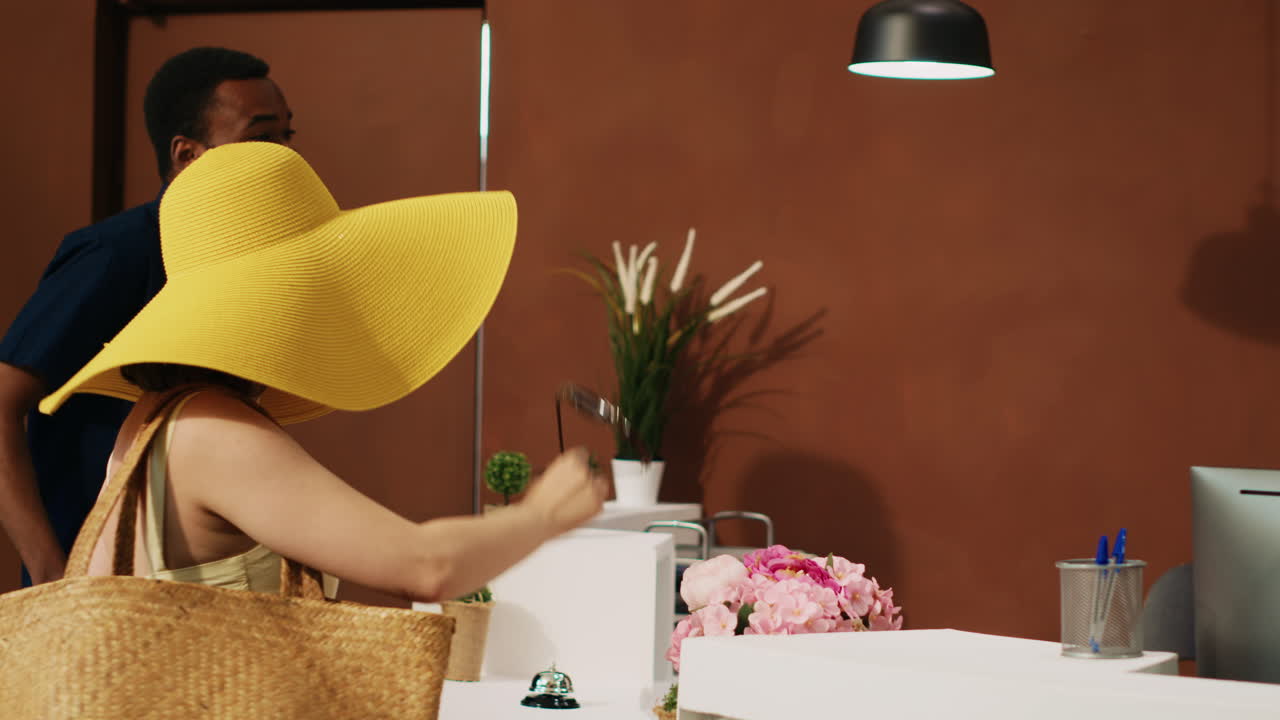 trabajador de hotel registrando pareja