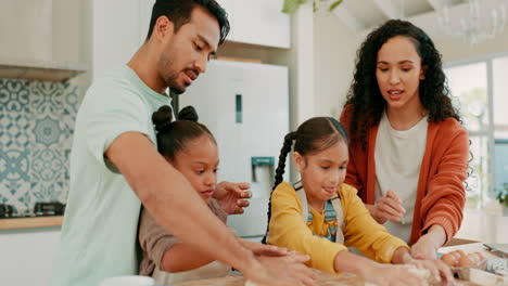 familia horneando con masa juntos en la cocina