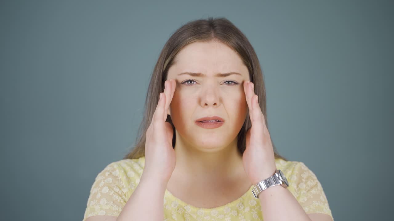 la joven que tiene problemas para ver. problema ocular.