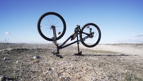 Fahrrad-Auf-Dem-Kopf-Bereit-Zur-Reparatur