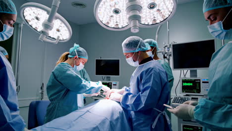 procedimiento quirúrgico en una sala de operaciones