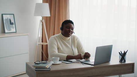 mujer en una videoconferencia