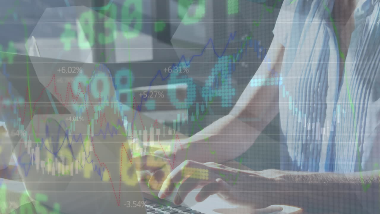 animazione dell'elaborazione dei dati su una donna caucasica che usa il portatile