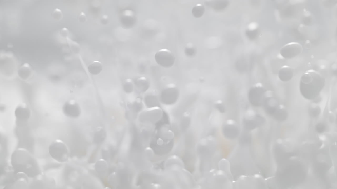 색 페인트가 어지며 서 있는 파동을 만들고, 거시적이고 느린 동작으로 추상적인 우유 모양의 액체를 만니다.