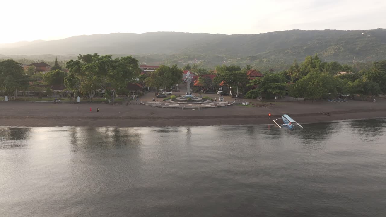 Casas à beira-mar, barcos e mar iluminados pelo brilho do nascer do sol na Indonésia.
