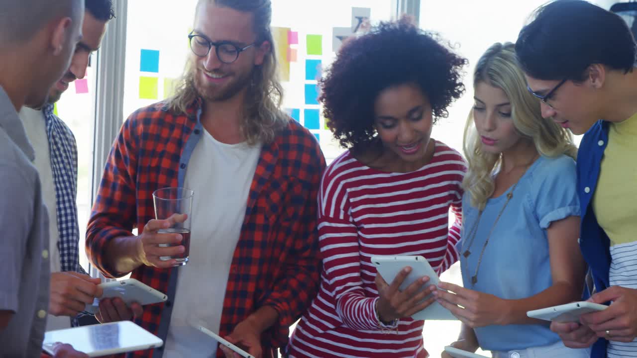 ejecutivos que usan tableta digital 4k