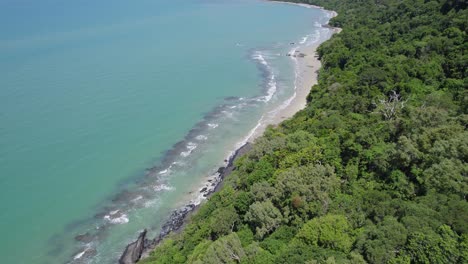 Idílico-Paisaje-Marino-Y-Vegetación-Tropical-En-El-Parque-Nacional-Daintree,-Lejano-Norte-De-Queensland,-Australia---Toma-Aérea-De-Drones