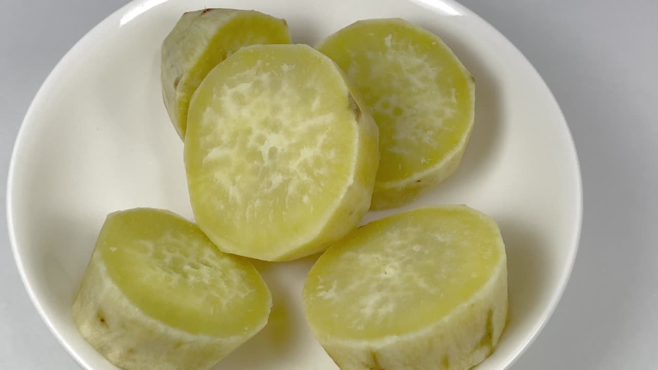 둥근 조각으로 잘라진 달한 감자