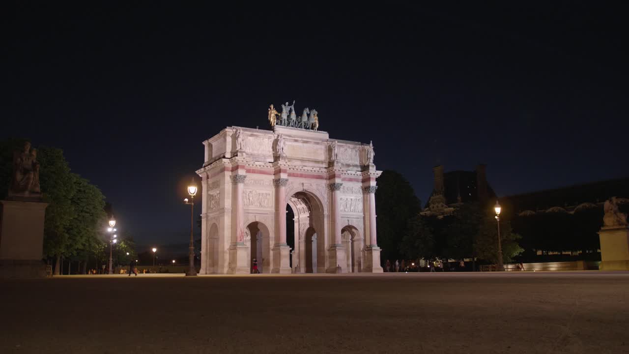 panorámica lenta del arco de triunfo del carrusel durante la noche