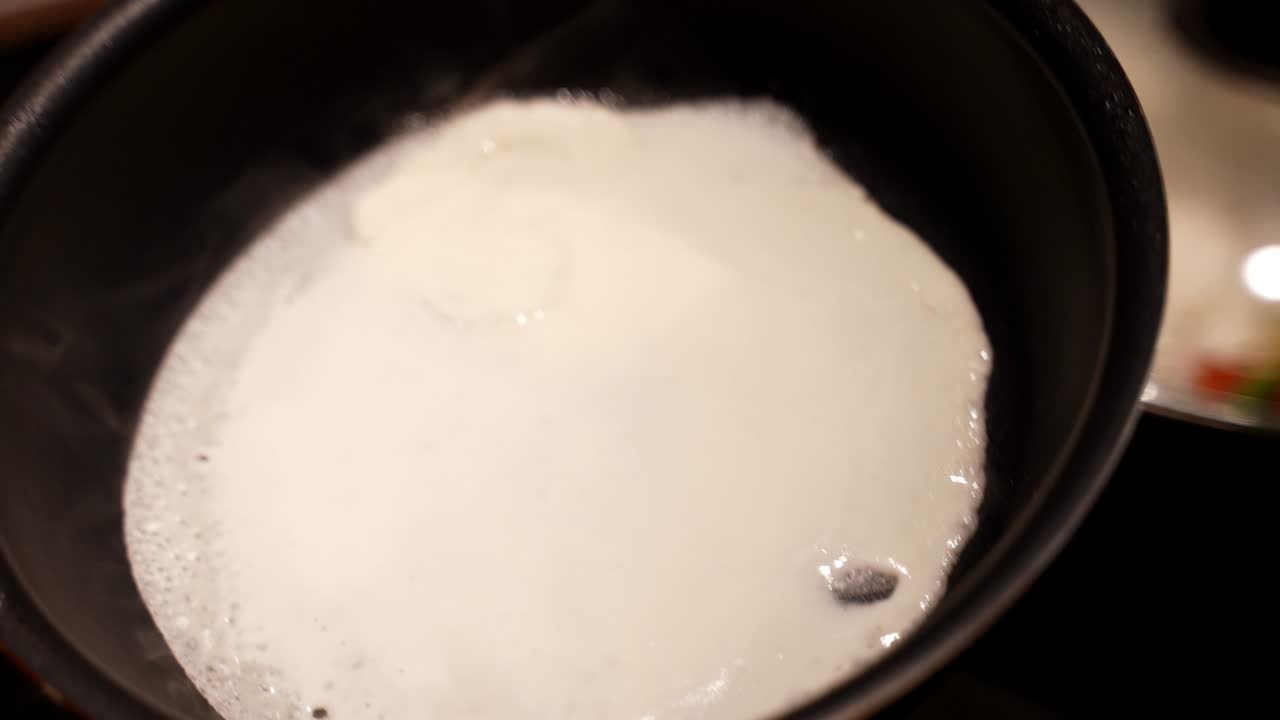 panqueque en la sartén. hacer panqueques.