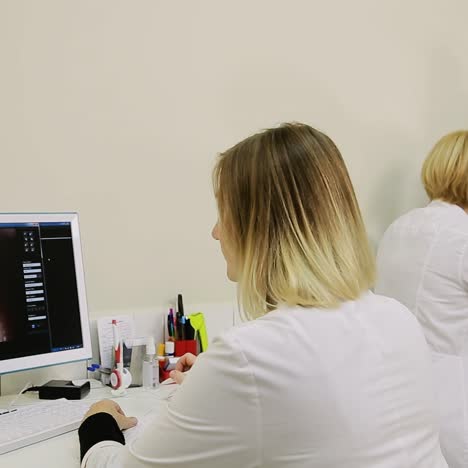 el paciente está siendo examinado ocularmente