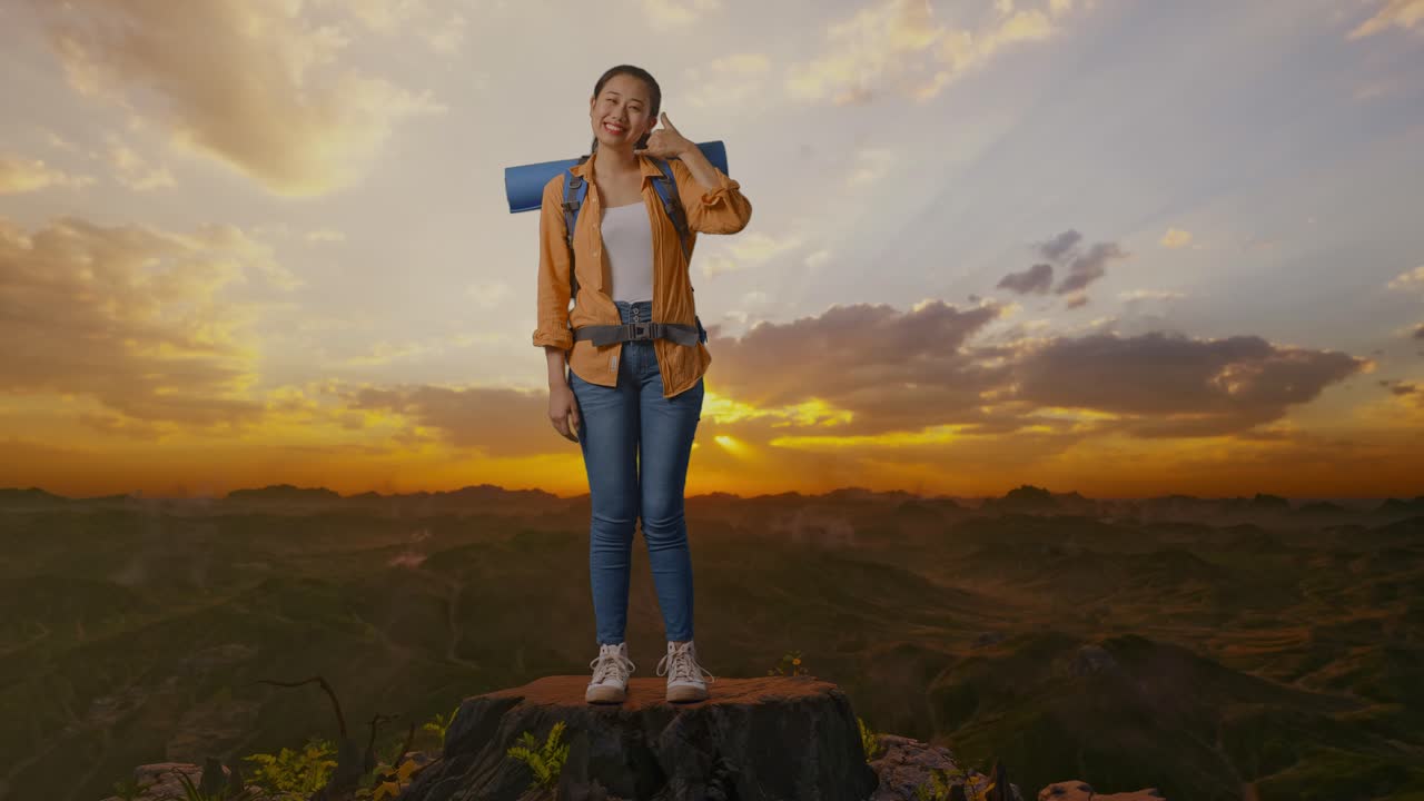mujer viajera en la cumbre de la montaña al atardecer