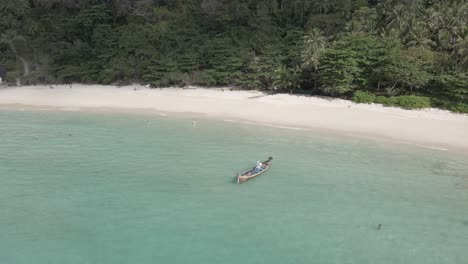 Schöner-Strand-In-Thailand,-Umgeben-Von-Bergen-Und-Klippen