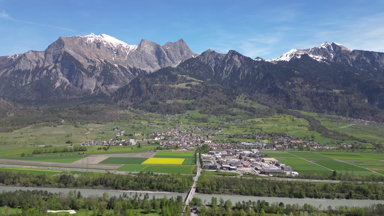 una perspectiva aérea captura la majestuosa cordillera suiza y el valle de bad rag in st.