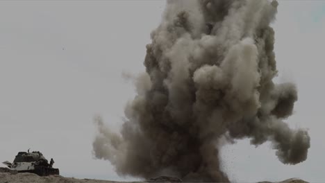 e4, grabación en cámara lenta de la explosión de polvo a una altura de 50 metros