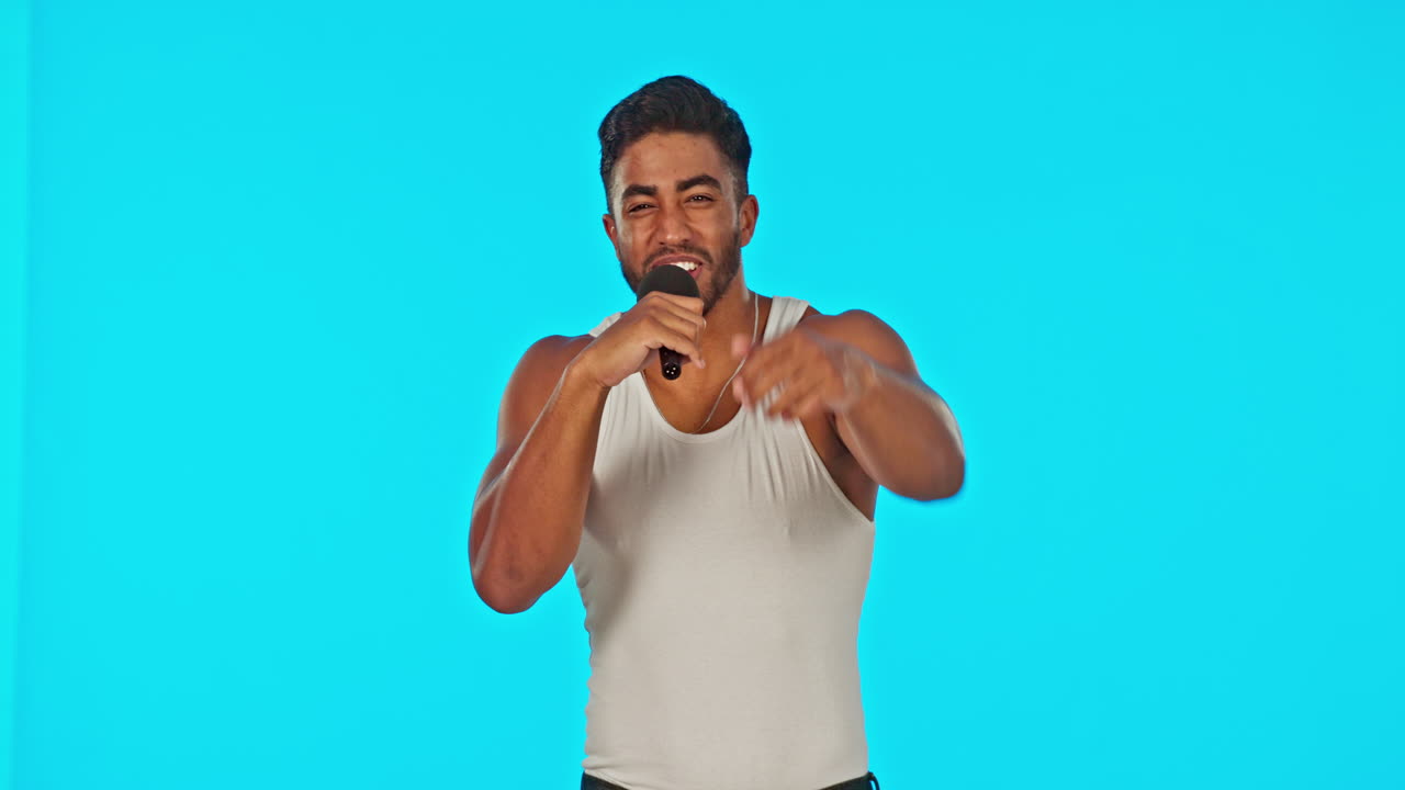 cantante, rapero y hombre bailando con micrófono