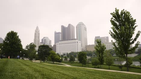 Columbus-Ohio-Desde-Genova-Park-En-Un-Día-De-Niebla-Y-Humo