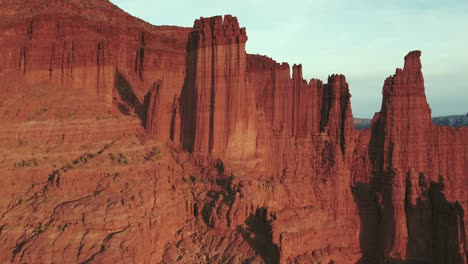 Eine-Hochfliegende-Drohne-Schoss-über-Die-Grand-Fisher-Towers-In-Utah