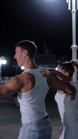 pareja bailando por la noche