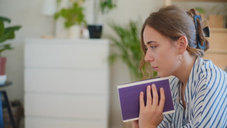 Mujer-Contemplativa-Perdida-En-Sus-Pensamientos.