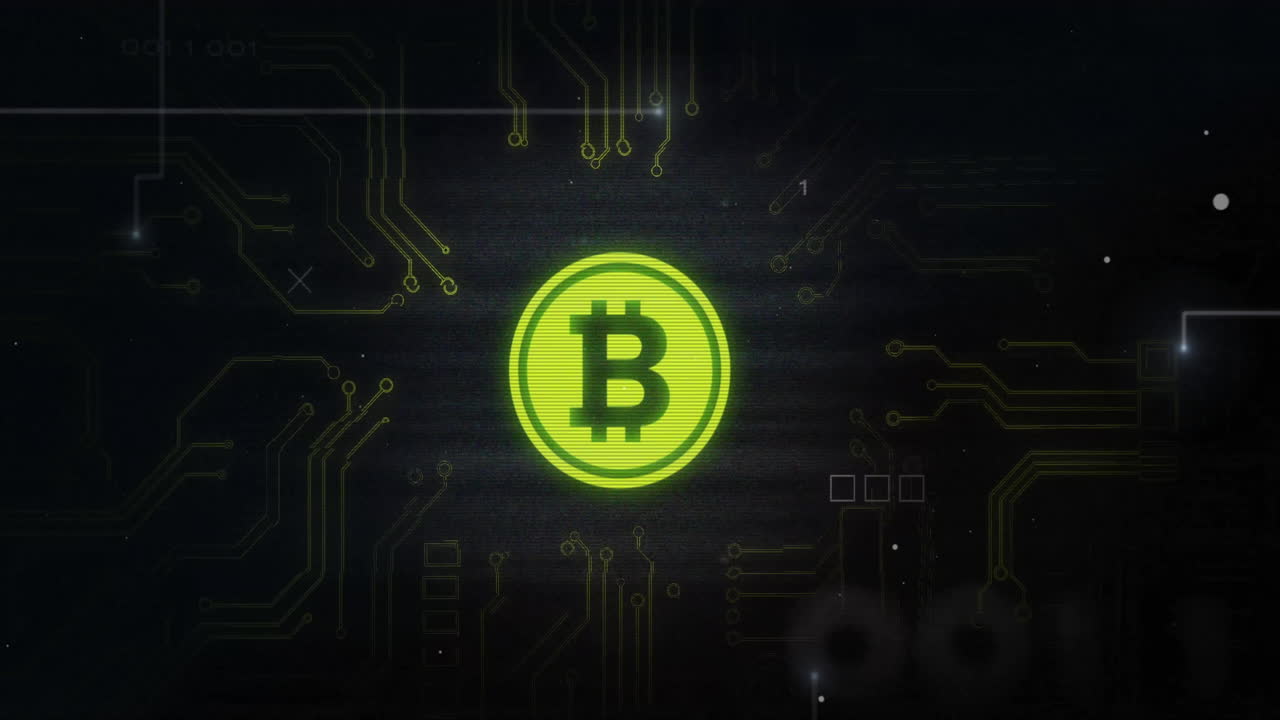 animación del símbolo de bitcoin con placa de circuito de computadora y procesamiento de datos en fondo negro