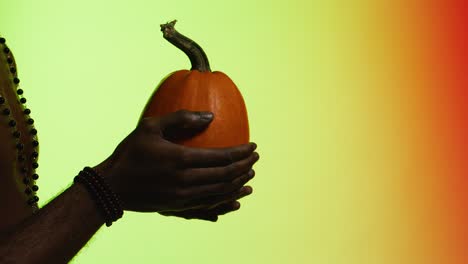 dos hombres sosteniendo una calabaza