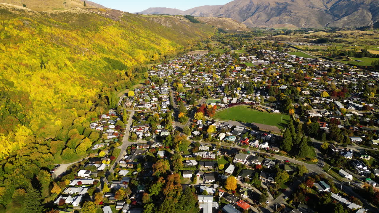 colorido bosque de otoño por la histórica ciudad minera de oro arrowtown, nueva zelanda, vista aérea
