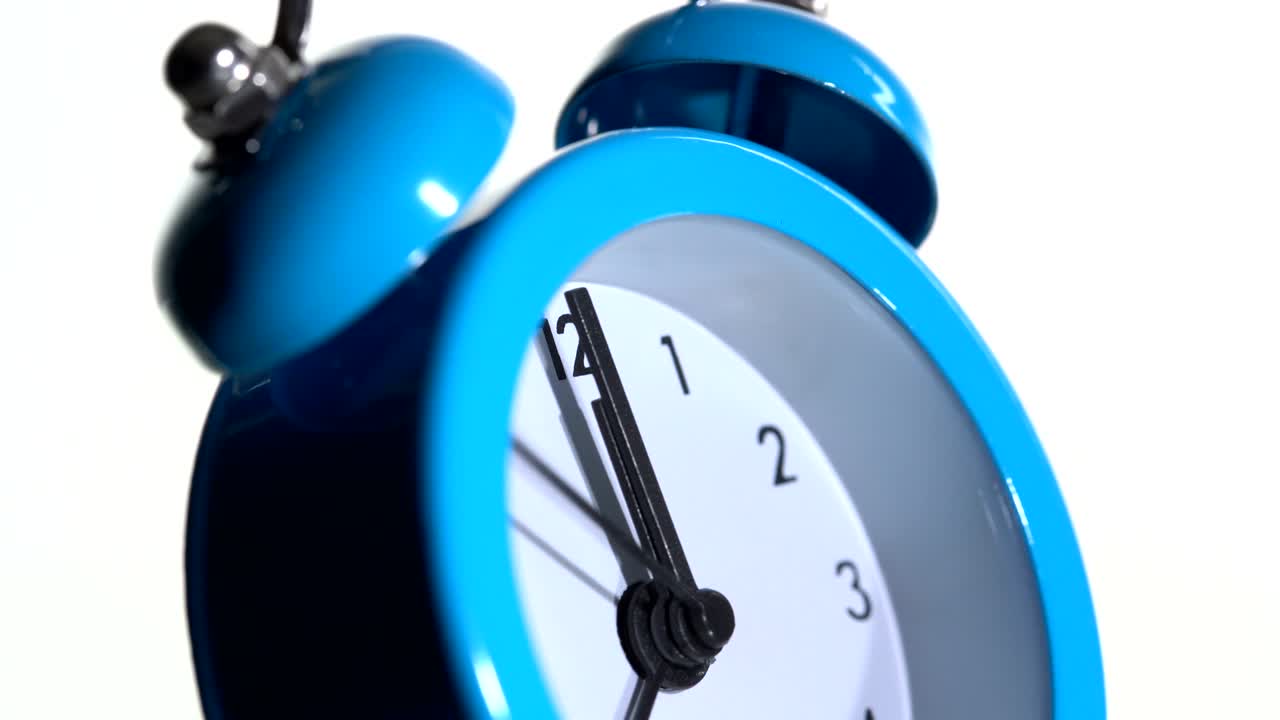 색 배경 에 있는 알람 시계