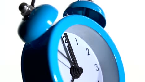 reloj despertador sobre un fondo blanco