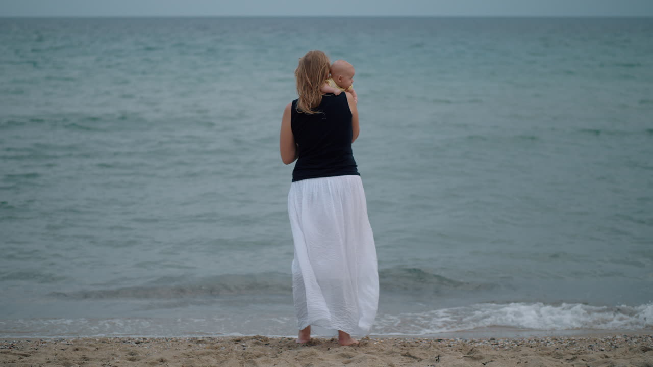 아기 와 함께 바다 를 쳐다보는 엄마