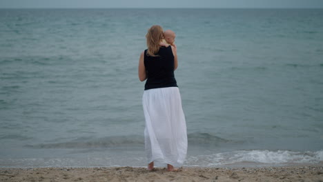 Mamá-Con-Bebé-Mirando-Al-Mar.