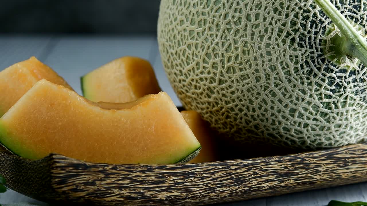 entero y cortado de melones japoneses, melón de miel o melón (cucumis melo) vaso de batido de melón concepto de atención médica.
