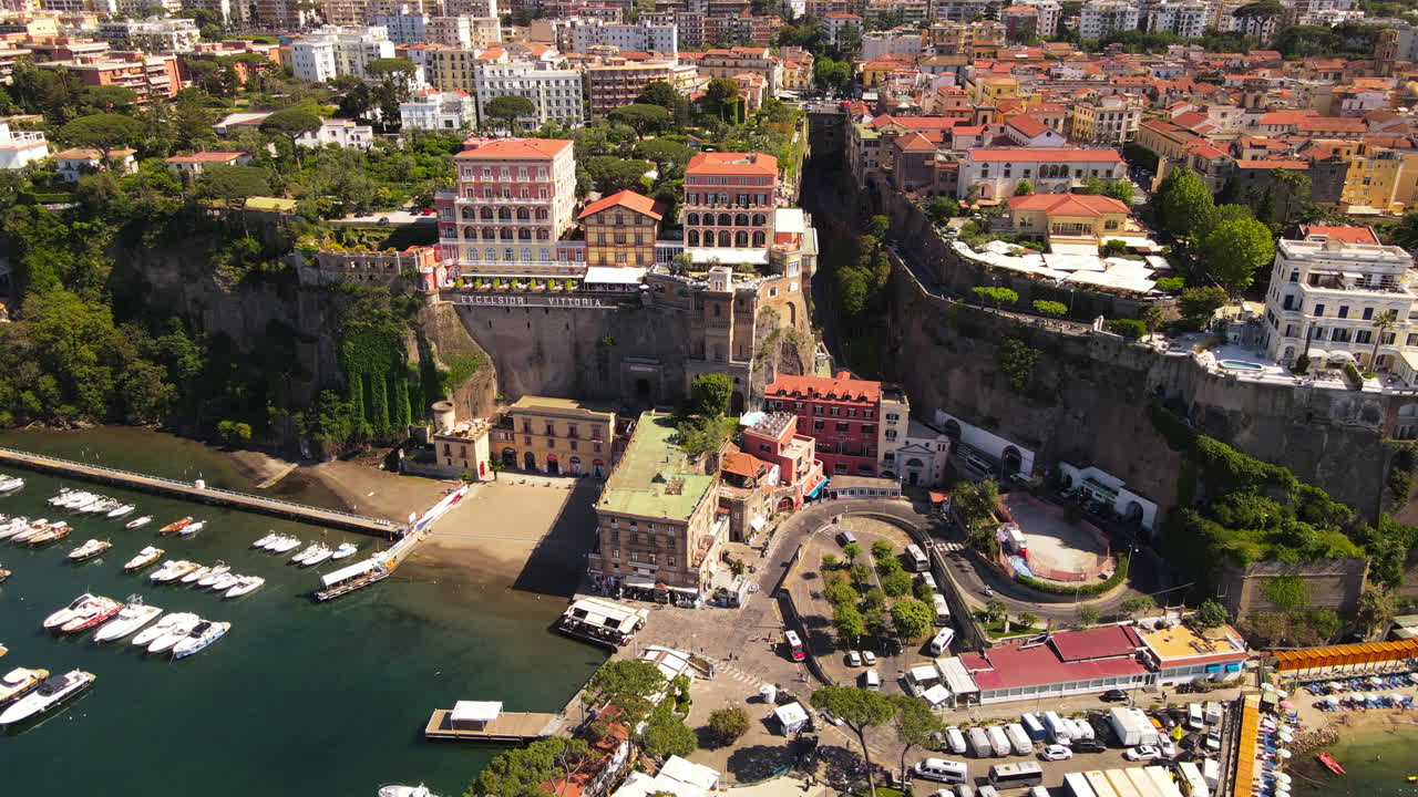 Letecký pohled na Sorrento, Itálie, na břehu Středozemního moře