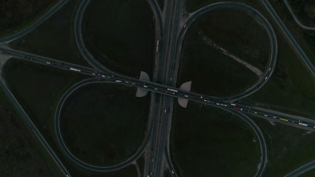 시내의 고속도로와 오버브라스의 야간 항공 풍경.