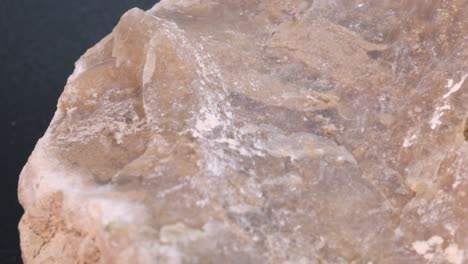 foto macro prehistórica de piedra de pedernal con movimiento giratorio, vista muy cercana