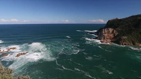 Ein-Wunderschöner-Sommertag-Mit-Blick-Auf-Die-Knysna-Heads-Von-Einem-Aussichtspunkt-Auf-Den-Indischen-Ozean,-Coney-Glen-Und-Die-Mündung