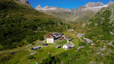 vista aérea orbitando berliner hütte histórico refugio de montaña alpina en los alpes zillertal austriacos