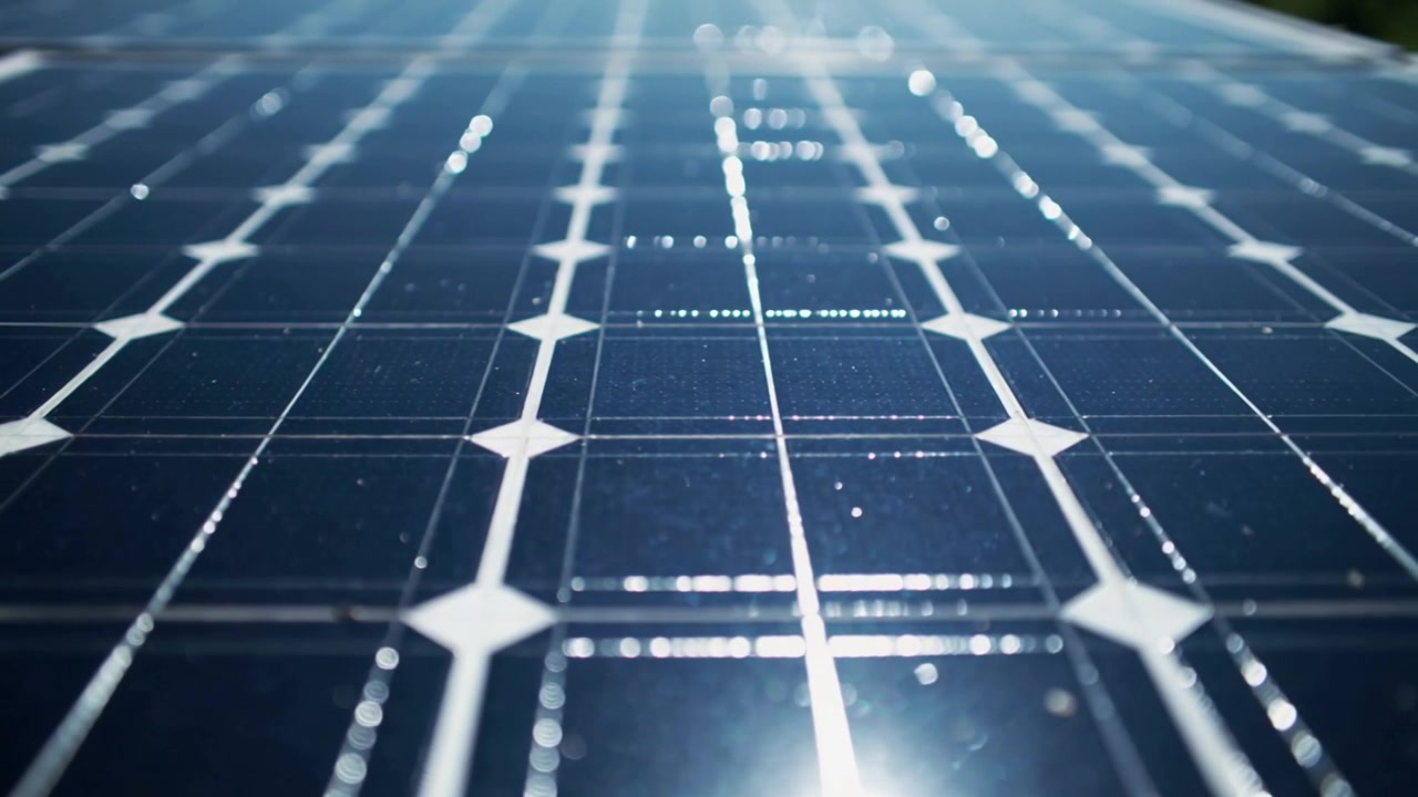 Telecamera in movimento lungo la superficie di un pannello solare su un tetto, che rivela sbarre collettrici e goccioline per il test