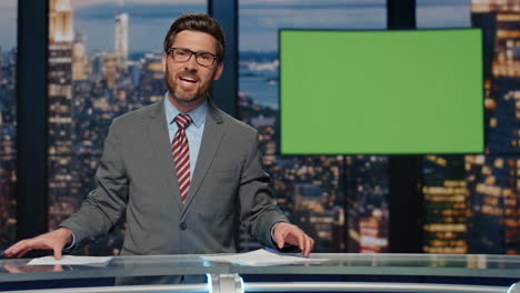 presentador de televisión punto pantalla verde charla noticias de la noche. hombre que termina el noticiero