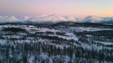 Vista-Aérea-Del-Hermoso-Paisaje-De-Los-Alpes-De-Lyngen,-Noruega.